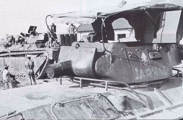 Xe bọc thép đổ bộ kiêm hỗ trợ hỏa lực LVT(A)-4 trang bị tháp pháo của pháo tự hành M8 với khẩu pháo nòng ngắn 75mm dùng để chi viện hỏa lực. Đây là biến thể của dòng xe đổ bộ chở quân LVT cũng do Mỹ sản xuất.