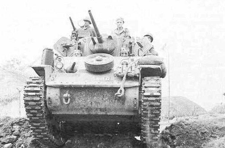 Xe tăng M5 Stuart hành quân trên đoạn đường gần Phủ Lý, năm 1952.