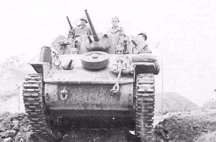 Xe tăng M5 Stuart hành quân trên đoạn đường gần Phủ Lý, năm 1952.