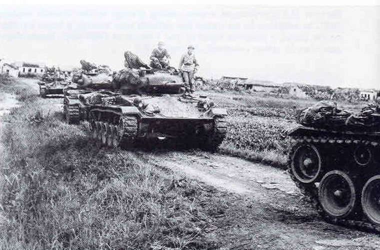 Xe tăng hạng nhẹ M-24 di chuyển bên ngoài một ngôi làng ở miền Bắc Việt Nam, năm 1951.