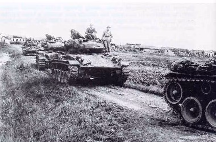 Xe tăng hạng nhẹ M-24 di chuyển bên ngoài một ngôi làng ở miền Bắc Việt Nam, năm 1951.