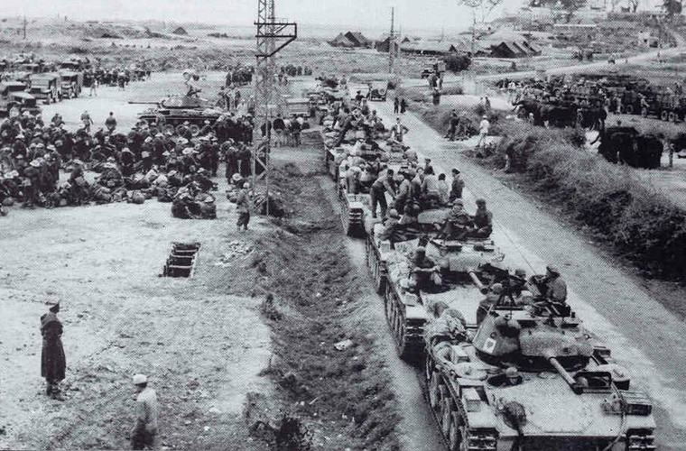 Xe tăng hạng nhẹ M-24 Chaffee tại khu vực tập kết chuẩn bị cho cuộc hành quân qui mô lớn của quân Pháp. M-24 Chaffee được Mỹ đưa vào sản xuất cuối cuộc chiến tranh thế giới 2, nặng khoảng 18 tấn, bọc giáp dày 15-38mm, trang bị pháo chính 75mm M6 với 48 viên đạn.