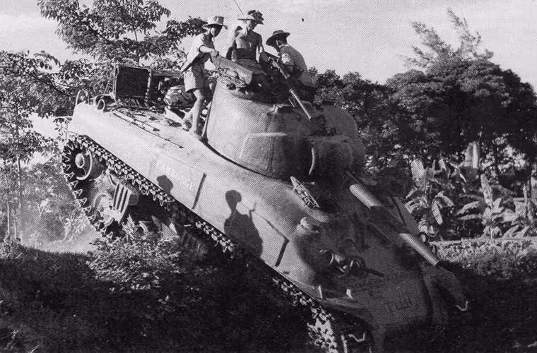 Xe tăng hạng trung M4A1 Sherman đang lao xuống một hào nước trong hoạt động chi viện hỗ trợ bộ binh hành quân. Đây là biến thể cải tiến của dòng M4, trang bị pháo chính 76mm M1 mạnh hơn loại 75mm, cải tiến đáng kể hệ thống động lực.