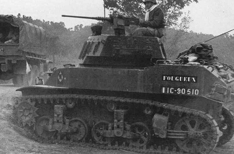 Ngoài xe tăng, Quân đội Pháp trong CTVN còn được Mỹ cung cấp một số lượng lớn pháo tự hành, xe bọc thép… Ảnh: Pháo tự hành M8 HMC hộ tống đoàn xe chở bộ binh trên đường tuần tra ở đồng bằng Bắc Bộ. Đây là biến thể của dòng tăng M3 sử dụng khung gầm cơ sở mẫu M5 (thiết kế lại từ thân với M3A3, trang bị hai dộng cơ Cadillac), với pháo chính 75mm M2/M3 nòng ngắn.