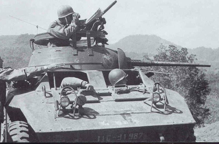 Ảnh: Xe bọc thép trinh sát M-8 Greyhound (Mỹ sản xuất) đang chi viện hỏa lực trực tiếp tại khu vực gần sông Đà, năm 1952. Sau năm 1954, QĐNDVN đã thu được một vài xe M-8 và sử dụng để huấn luyện.