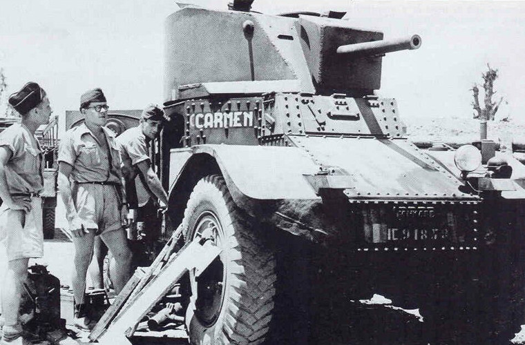 Ngoài xe tăng Mỹ, người Pháp cũng tự trang bị cho mình ở Đông Dương một số "sản phẩm nội địa". Ảnh: Ô tô bọc thép Panhard 178 đang chuẩn bị cho một cuộc hành quân. Panhard 178 do hãng xe Panhard thiết kế trong giai đoạn 1933-1937, bọc giáp dày 20mm, trang bị pháo 25mm SA 35.