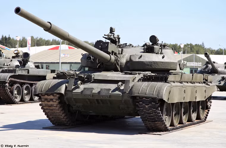 Trong ảnh là phiên bản hiện đại hóa T-62M (Object 166M) ra mắt năm 1983 với những cải tiến lớn về hệ thống bảo vệ, điện tử và tính cơ động. Cụ thể, ở giáp bảo vệ, mặt trước tháp pháo được trang bị hai tấm giáp yếm BDD tăng khả năng chống lại đạn xuyên giáp RPG, trang bị tấm giáp chống mìn, tăng cường giáp bảo vệ hai bên hông.