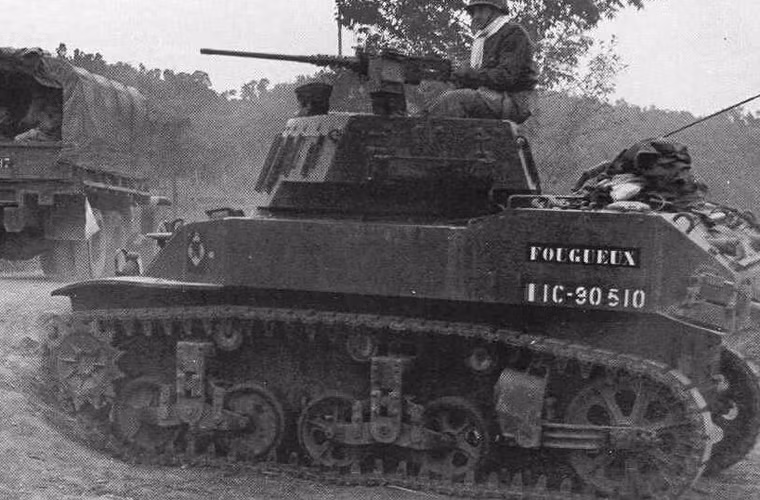 Ngoài xe tăng, Quân đội Pháp trong CTVN còn được Mỹ cung cấp một số lượng lớn pháo tự hành, xe bọc thép… Ảnh: Pháo tự hành M8 HMC hộ tống đoàn xe chở bộ binh trên đường tuần tra ở đồng bằng Bắc Bộ. Đây là biến thể của dòng tăng M3 sử dụng khung gầm cơ sở mẫu M5 (thiết kế lại từ thân với M3A3, trang bị hai dộng cơ Cadillac), với pháo chính 75mm M2/M3 nòng ngắn.