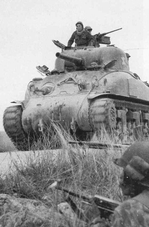 Lực lượng xe tăng của Pháp trong chiến tranh Việt Nam chủ yếu là các loại tăng được chế tạo trong Chiến tranh Thế giới thứ hai. Ảnh: Xe tăng hạng trung M4 Sherman hỗ trợ cuộc hành quân ở gần Bắc Ninh, năm 1952. M4 Sherman là loại xe tăng chủ lực của Quân đội Mỹ trong CTTG 2 với số lượng sản xuất tới 49.000 chiếc. Cỗ tăng này nặng 30 tấn, bọc giáp dày 93-118mm, trang bị pháo chính 75mm M3 L/40 với 90 viên đạn.