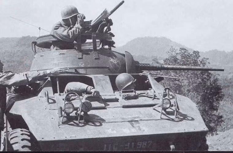 Ảnh: Xe bọc thép trinh sát M-8 Greyhound (Mỹ sản xuất) đang chi viện hỏa lực trực tiếp tại khu vực gần sông Đà, năm 1952. Sau năm 1954, QĐNDVN đã thu được một vài xe M-8 và sử dụng để huấn luyện.