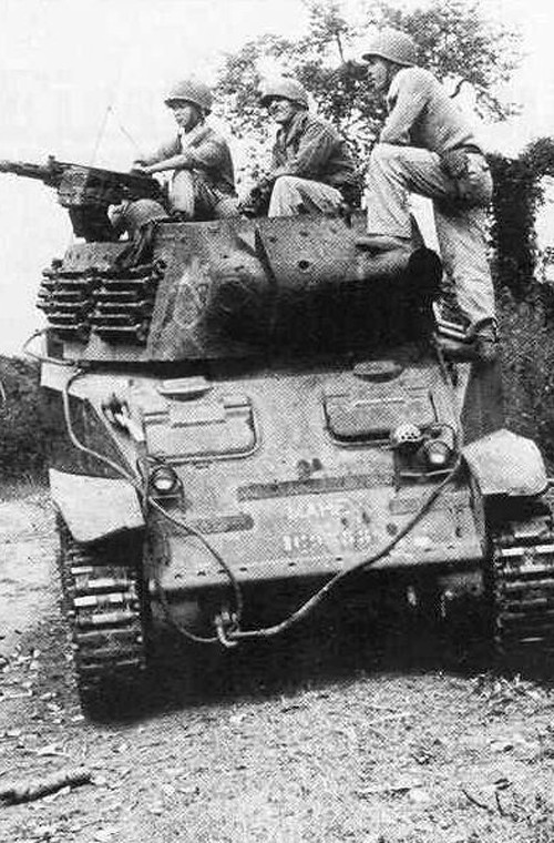 Pháo tự hành M8 được triển khai gần sông Đà, năm 1952. Bức này cho thấy rõ nòng siêu ngắn của M8 HMC với kho đạn gồm 46 viên nổ phá mảnh M48 và đạn khói M89.