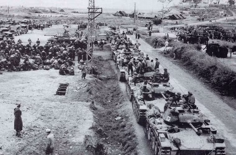 Xe tăng hạng nhẹ M-24 Chaffee tại khu vực tập kết chuẩn bị cho cuộc hành quân qui mô lớn của quân Pháp. M-24 Chaffee được Mỹ đưa vào sản xuất cuối cuộc chiến tranh thế giới 2, nặng khoảng 18 tấn, bọc giáp dày 15-38mm, trang bị pháo chính 75mm M6 với 48 viên đạn.