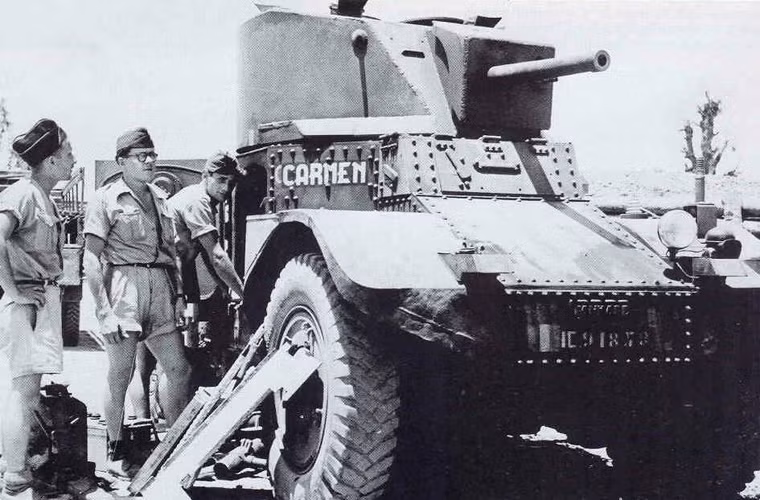 Ngoài xe tăng Mỹ, người Pháp cũng tự trang bị cho mình ở Đông Dương một số "sản phẩm nội địa". Ảnh: Ô tô bọc thép Panhard 178 đang chuẩn bị cho một cuộc hành quân. Panhard 178 do hãng xe Panhard thiết kế trong giai đoạn 1933-1937, bọc giáp dày 20mm, trang bị pháo 25mm SA 35.