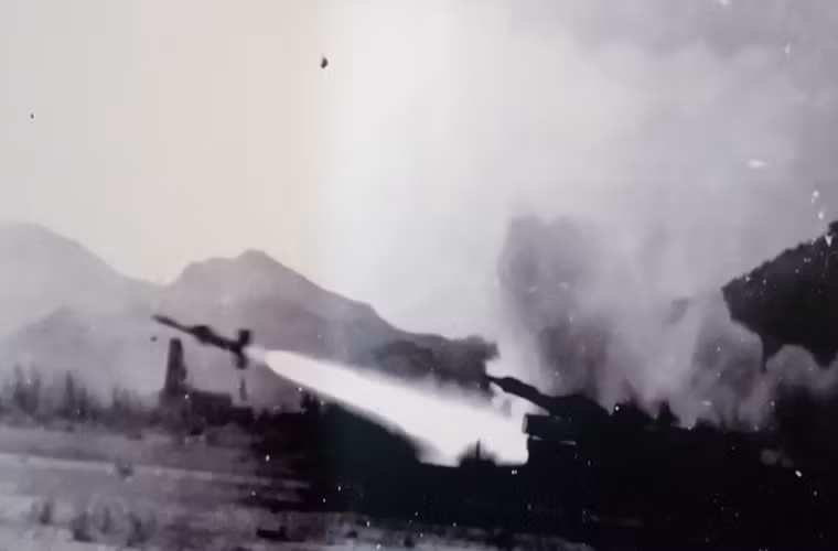 Đạn tên lửa 5V24 đạt tầm bắn 15km, độ cao bắn hạ mục tiêu 10.000m, sơ tốc 600m/s trong khi 5V27 đạt tầm bắn 22km, độ cao bắn hạ mục tiêu 14.000m, sơ tốc 730m/s. Tên lửa đều được dẫn đường theo kiểu tín hiệu vô tuyến. Ảnh: Tên lửa S-125 Neva của Trung đoàn 281 rời bệ phóng trong đợt thao diễn bắn đạn thật phía Nam, tháng 12/1979.