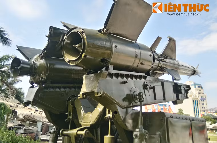 …trong khi đó, bệ phóng SA-3 ta nhận được năm 1972 lại chỉ có hai rãnh lắp đạn. Thực ra, tên lửa SA-3 mà ta nhận được từ Liên Xô năm 1972 thuộc thế hệ đầu tiên của họ tên lửa này - tên chính xác "cha đẻ" Almaz đặt cho nó là S-125 Neva (NATO định danh là SA-3 Goa). Trong khi loại hiện nay quân đội ta đang sử dụng là S-125 Pechora cải tiến nhiều thành phần gồm cả bệ phóng.