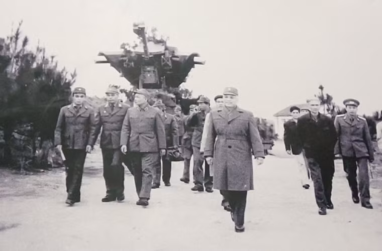 Đại tướng Văn Tiến Dũng - Bộ trưởng Bộ Quốc phòng thăm Tiểu đoàn 183, Trung đoàn 281, Sư 369 ngày 1/2/1985. Đằng xa là đài điều khiển hỏa lực SNR-125 của tổ hợp S-125 Neva.