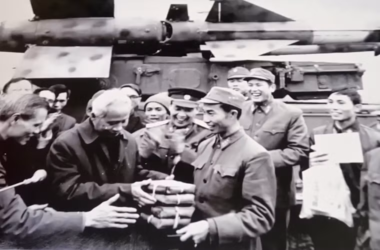 Ảnh: Thủ tướng Phạm Văn Đồng chúc tết, căn dặn cán bộ, chiến sĩ Lữ đoàn tên lửa 236 Sông Đà được trang bị tên lửa S-125 Neva, ngày 5/2/1981 (Mồng 1 Tết Tân Dậu).