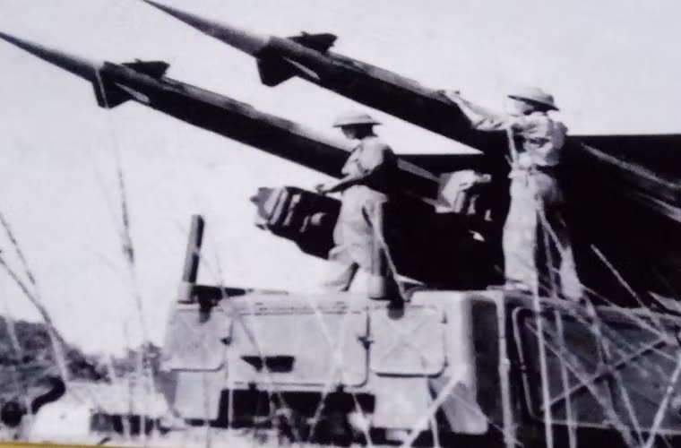 Tổ hợp tên lửa phòng không S-125 Neva sử dụng bệ phóng 5P71 chỉ có hai rãnh lắp đạn tên lửa 5V24 (hoặc gọi là V600) hoặc 5V27 (hoặc V601). Đạn 5V24 và 5V27 cơ bản là giống nhau về ngoại hình, chỉ khác biệt chút ít về kích thước. Ảnh: Bộ đội ta đang bảo dưỡng đạn tên lửa S-125 Neva.