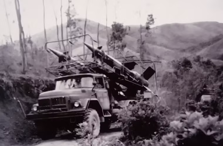 Xe chở đạn kiêm tiếp đạn PR-14A đang cơ động vượt địa hình hiểm trở triển khai trận địa tên lửa Neva bảo vệ biên giới phía Bắc, tháng 6/1980.