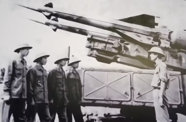 Đạn 5V24 dài 5,88m còn 5V27 dài 5,94m, trọng lượng của 5V24 là 923kg còn 5V27 là 980kg. Đầu của hai loại đạn này đặt ngòi nổ vô tuyến cận tiếp xúc 5E15 Proliv (5V24) và 5E18 (5V27). Về phần chiến đấu, đạn 5V24 trang bị đầu nổ 5B15 chứa 33kg thuốc nổ cùng 3.560-3.570 mảnh đạn nhỏ sơ tốc cao. Còn 5V27 trang bị đầu đạn 5P18 chứa 72kg TNT với 4.500 mảnh đạn nhỏ.