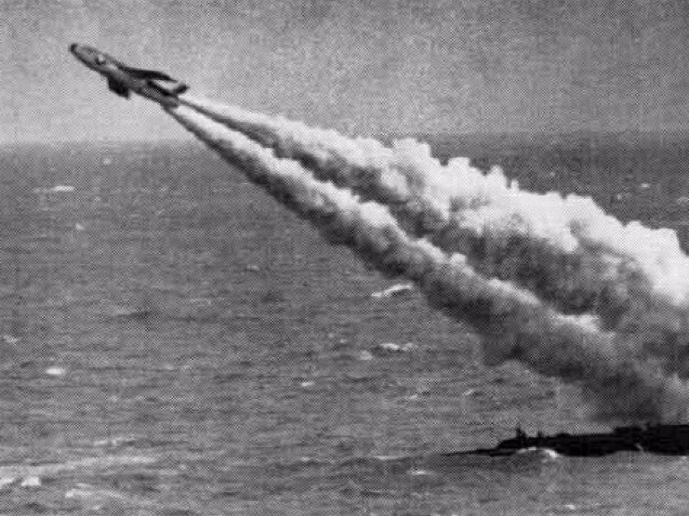 Vào đêm 14 và 15/9/1955, trong tình trạng bí mật nghiêm ngặt nhất, một tên lửa đã được đưa lên tàu ngầm và vụ phóng lịch sử diễn ra vào ngày 16/9, lúc 17h32 tại Biển Trắng.