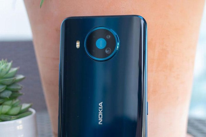 Nokia 8.3 5G sở hữu 4 camera sau. Cảm biến chính 64 MP, khẩu độ f/1.9 cho khả năng lấy nét theo pha, sử dụng ống kính ZEISS. Cảm biến thứ hai 12 MP, f/2.2 mang tới ống kính góc rộng 120 độ. Ống kính macro và cảm biến chiều sâu cùng có độ phân giải 2 MP. Máy hỗ trợ quay video HDR và 4K Ultra HD.