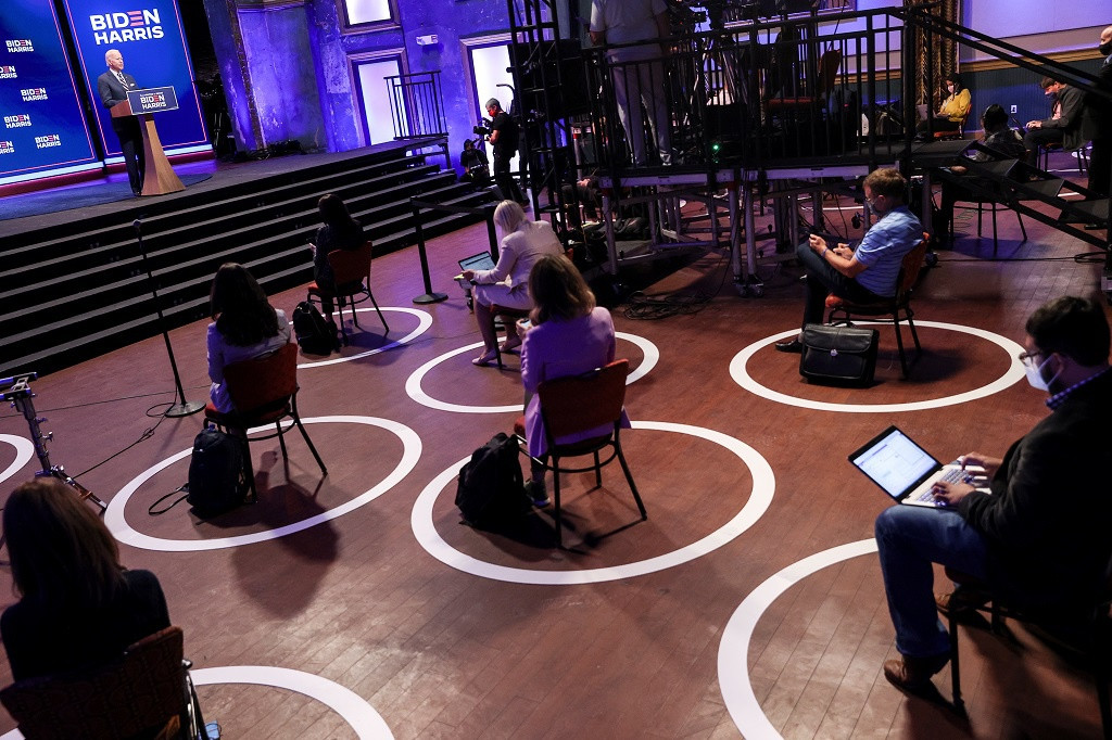 Ong Biden di tranh cu trong bong bong phu chat khu trung​-Hinh-2