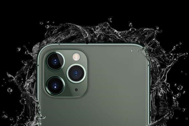 Camera trước của iPhone 11 với cảm biến 12MP tích hợp TrueDepth hỗ trợ quay video 4K và tính năng mà nhiều khách hàng của iOS mong chờ, selfie slo-mo. Còn cụm camera “khủng bố” đằng sau bao gồm ống kính góc rộng 12MP (26mm,f/1.8), ống kính góc siêu rộng 120 độ 12MP (13mm,f/2.4), hỗ trợ zoom quang học 2x đồng thời dải tần nhạy sáng mở rộng cung cấp shot quay 4K 60fps mượt mà.