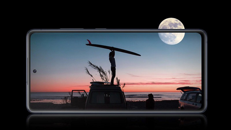 Galaxy S20 Fan Edition được trang bị màn hình Super AMOLED kích thước 6.5 inch, hỗ trợ tốc độ làm mới khung hình 120Hz và độ phân giải lên tới 2400x1080 px. Màn hình tràn viền cho tỷ lệ hiển thị rất cao nên dù có bị ảnh hưởng bởi camera selfie thì trải nghiệm giải trí trên chiếc S20 giá rẻ luôn được đảm bảo ở mức trọn vẹn.