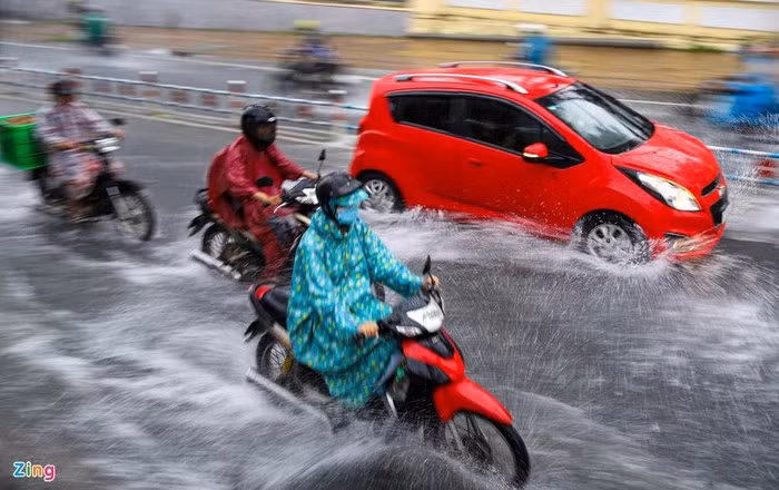 Đường Võ Văn Ngân đoạn qua nhà thờ Thủ Đức tuy không ngập sâu nhưng mưa như trút cộng với độ dốc lớn của đường tạo thành dòng nước chảy xiết.