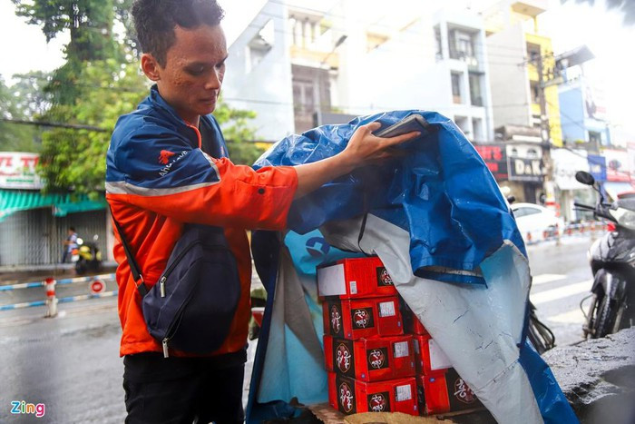Anh Rừng, một tài xế xe công nghệ bị ngã khi đi giao hàng qua đoạn đường này. "Do có việc gấp nên tôi mới vội đi, không may gặp mưa lớn làm hàng hóa rớt xuống nước ướt hết", anh Rừng chia sẻ.