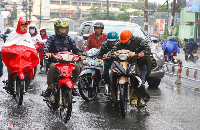 Mỗi khi mưa lớn, đội dân quân tự vệ của phường Trường Thọ đứng hai bên đường để cảnh báo người dân không chạy vào vùng nước xoáy, đồng thời hỗ trợ những người bị xe hỏng. 