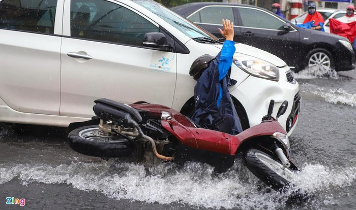 Nhiều tài xế loạng choạng rồi ngã khi đi qua đoạn đường này. Rất may không có thương tích xảy ra.
