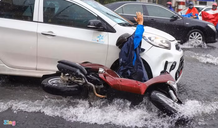 Nhiều tài xế loạng choạng rồi ngã khi đi qua đoạn đường này. Rất may không có thương tích xảy ra.