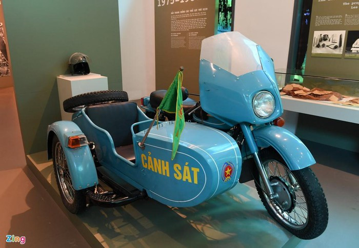 Thời điểm này, những chiếc xe sidecar (môtô 3 bánh) cũng thường xuyên được CSGT Hà Nội sử dụng.