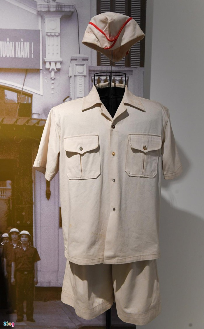 Từ năm 1946 đến năm 1962, lực lượng công an sử dụng trang phục chung. Quần và áo sơ mi ngắn tay được sử dụng trong những năm 1945-1946.