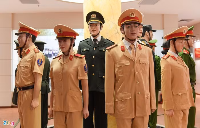 Từ ngày 6/6/2016, trang phục của toàn ngành công an thay đổi lần 4. Trong đó, một số điểm đáng chú ý là công an hiệu thay cho cành tùng, cổ đứng thay cho cổ bẻ. 