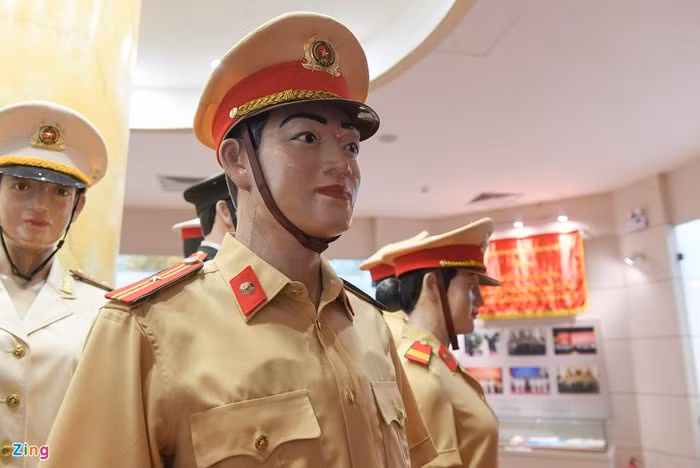 Cúc áo màu vàng được sử dụng cho cấp úy, tá và tướng. Chất liệu vải cũng được nâng cao. 