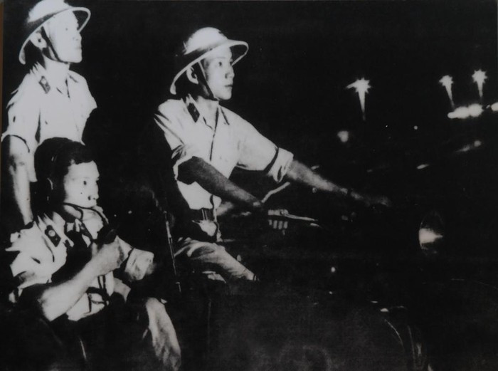 Năm 1962, lực lượng CSGT bắt đầu có trang phục riêng, bổ sung quần áo dài tay. Quân hàm, phù hiệu cũng được thống nhất so những năm đầu sau cách mạng tháng 8. Trong ảnh, CSGT Hà Nội tuần tra trên đường phố những năm 1960-1970.