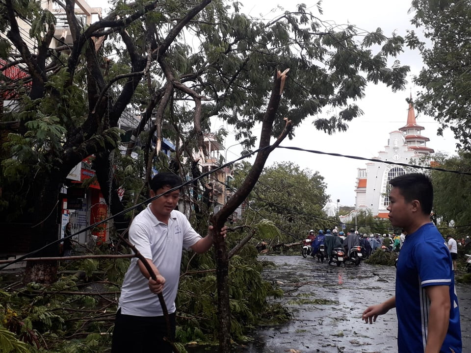 Bên cạnh đó, cơn bão số 5 cũng đã làm hàng loạt trụ điện ngã đổ khiến việc cung cấp điện cho cả tỉnh ảnh hưởng.