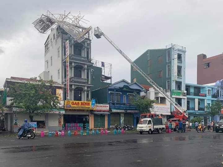 Gió mạnh thổi bay biển quảng cáo lên nóc nhà.