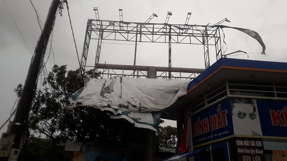 Ghi nhận tại tỉnh Quảng Trị, mưa lớn khiến tuyến đường Hồ Chí Minh nhiều chỗ bị chia cắt.