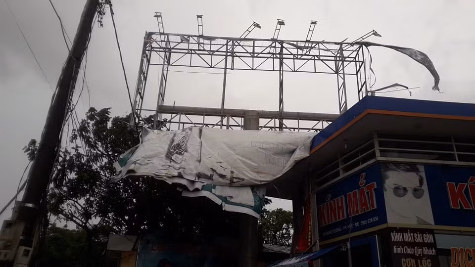 Ghi nhận tại tỉnh Quảng Trị, mưa lớn khiến tuyến đường Hồ Chí Minh nhiều chỗ bị chia cắt.