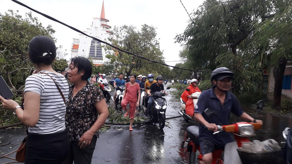 Hiện nhân viên của điện lực đang rà soát và khẩn trương khắc phục sự cố...