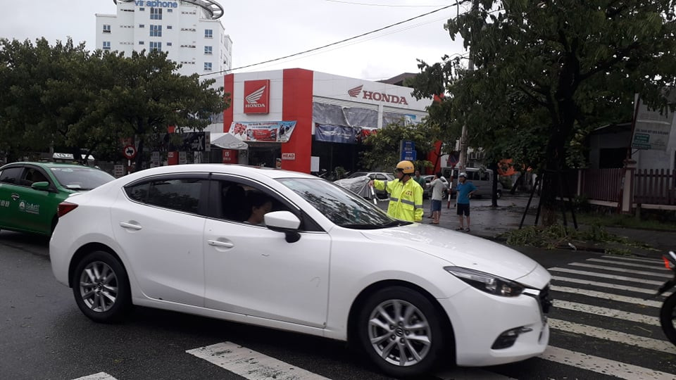 CSGT rất vất vả điều tiết giao thông.