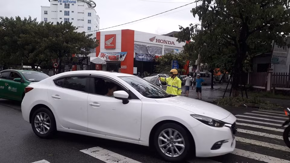 CSGT rất vất vả điều tiết giao thông.