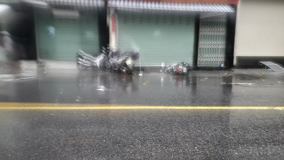 Ông Nguyễn Đại Phúc, Phó giám đốc Công ty điện lực tỉnh Thừa Thiên - Huế cho biết, do ảnh hưởng của cơn bão số 5 khiến mưa to, gió giật mạnh trong sáng cùng ngày, có rất nhiều cột điện tại các địa phương bị gãy, hệ thống dây diện bị đứt, sà xuống đường.