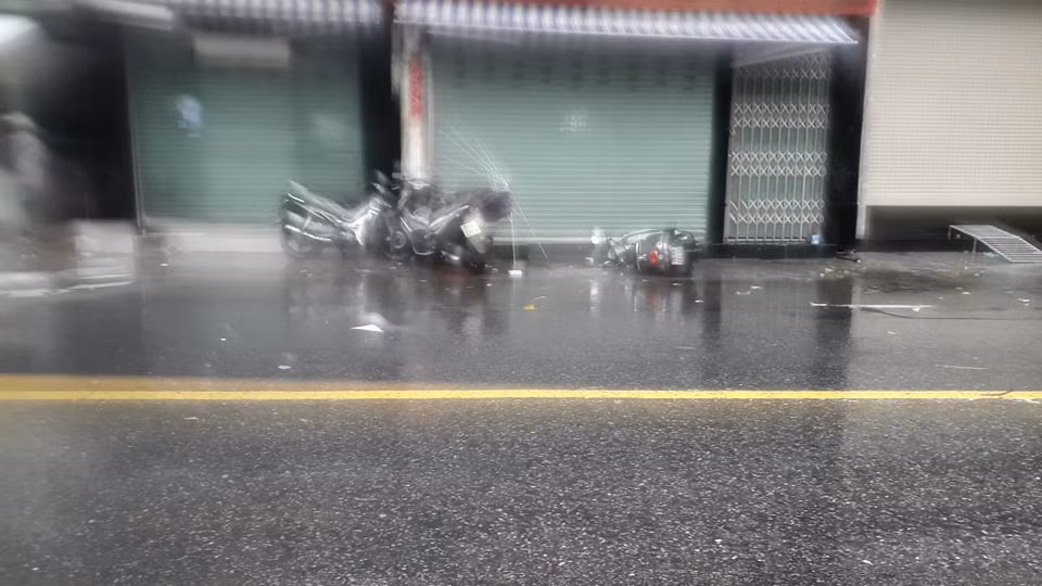 Ông Nguyễn Đại Phúc, Phó giám đốc Công ty điện lực tỉnh Thừa Thiên - Huế cho biết, do ảnh hưởng của cơn bão số 5 khiến mưa to, gió giật mạnh trong sáng cùng ngày, có rất nhiều cột điện tại các địa phương bị gãy, hệ thống dây diện bị đứt, sà xuống đường.