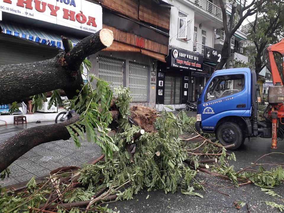 Bước đầu xác định đã có 1.664 nhà bị tốc mái ở thị xã Hương Thủy, huyện Phong Điền, huyện A Lưới và huyện Phú Lộc.