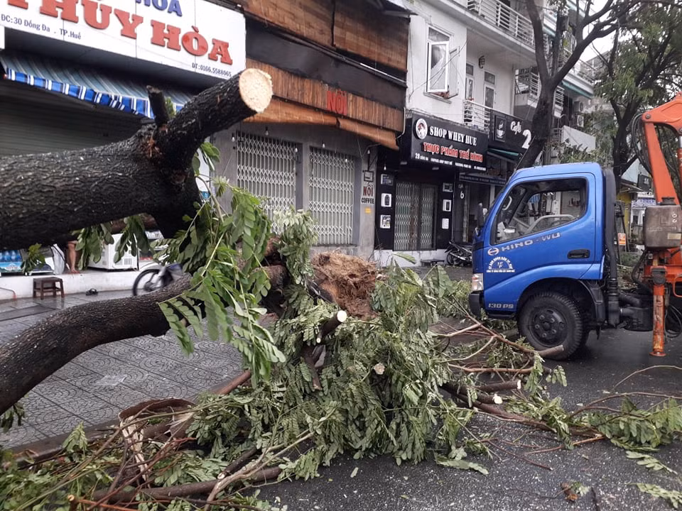 Bước đầu xác định đã có 1.664 nhà bị tốc mái ở thị xã Hương Thủy, huyện Phong Điền, huyện A Lưới và huyện Phú Lộc.